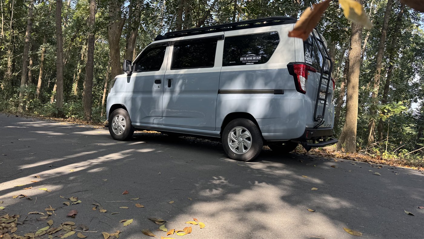 箱型車停在林間道路的戶外情境實拍