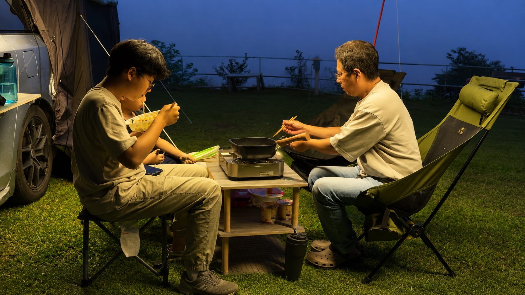露營區夜晚用餐情境,適合第一次車宿練習