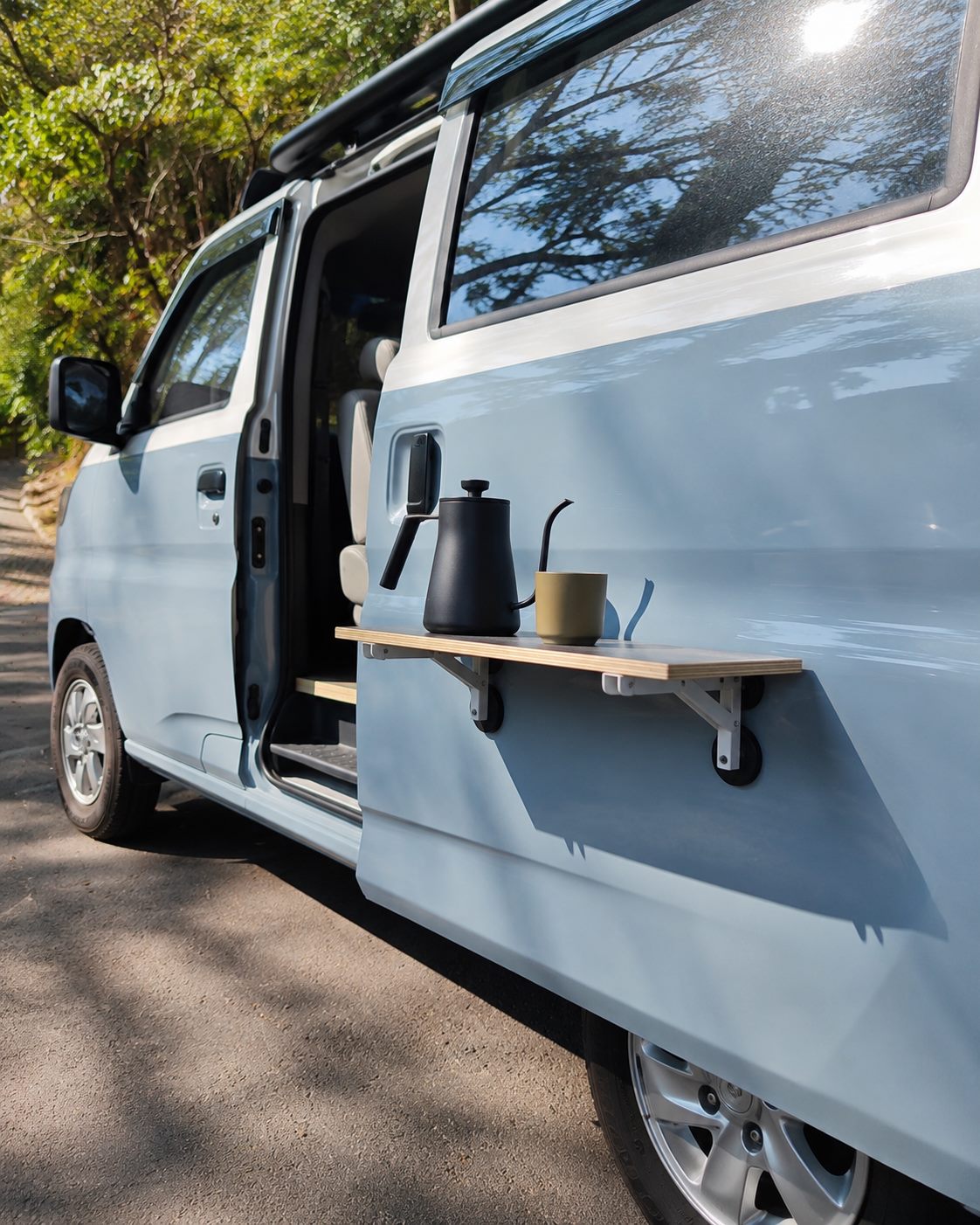 車側外掛小桌與咖啡用具,呈現無痕車宿的生活感細節