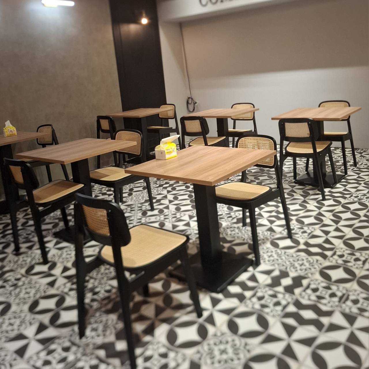 侘寂風商空桌椅搭配