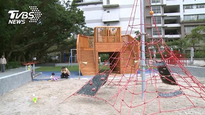 小朋友在榮星公園草皮山丘快樂玩耍