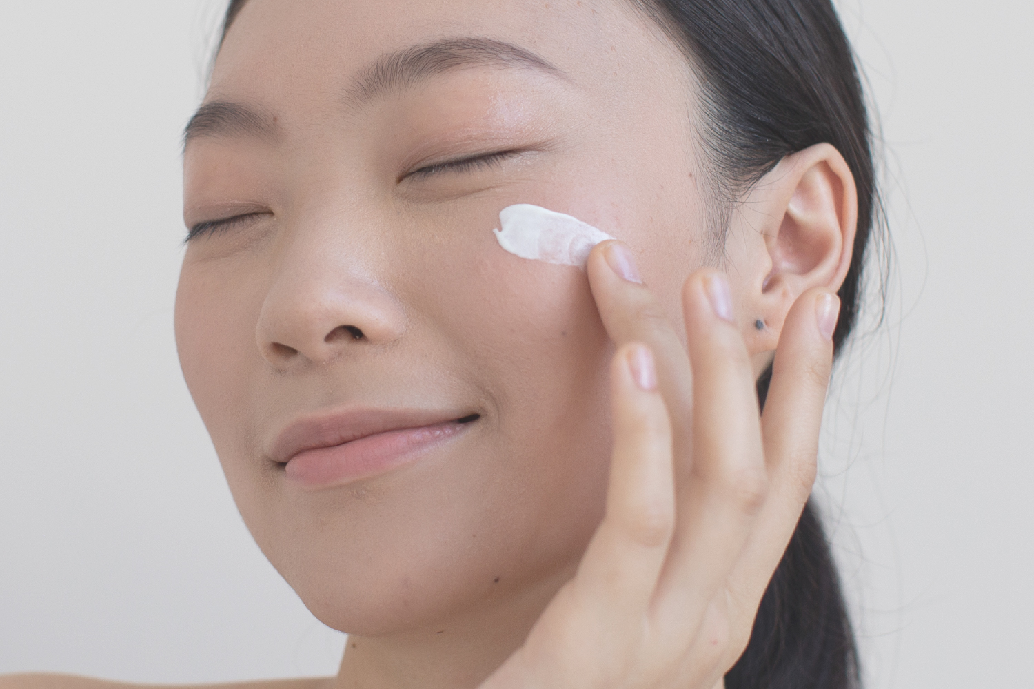 Dropper applying serum on hand, showing excellent penetration and absorption technology.