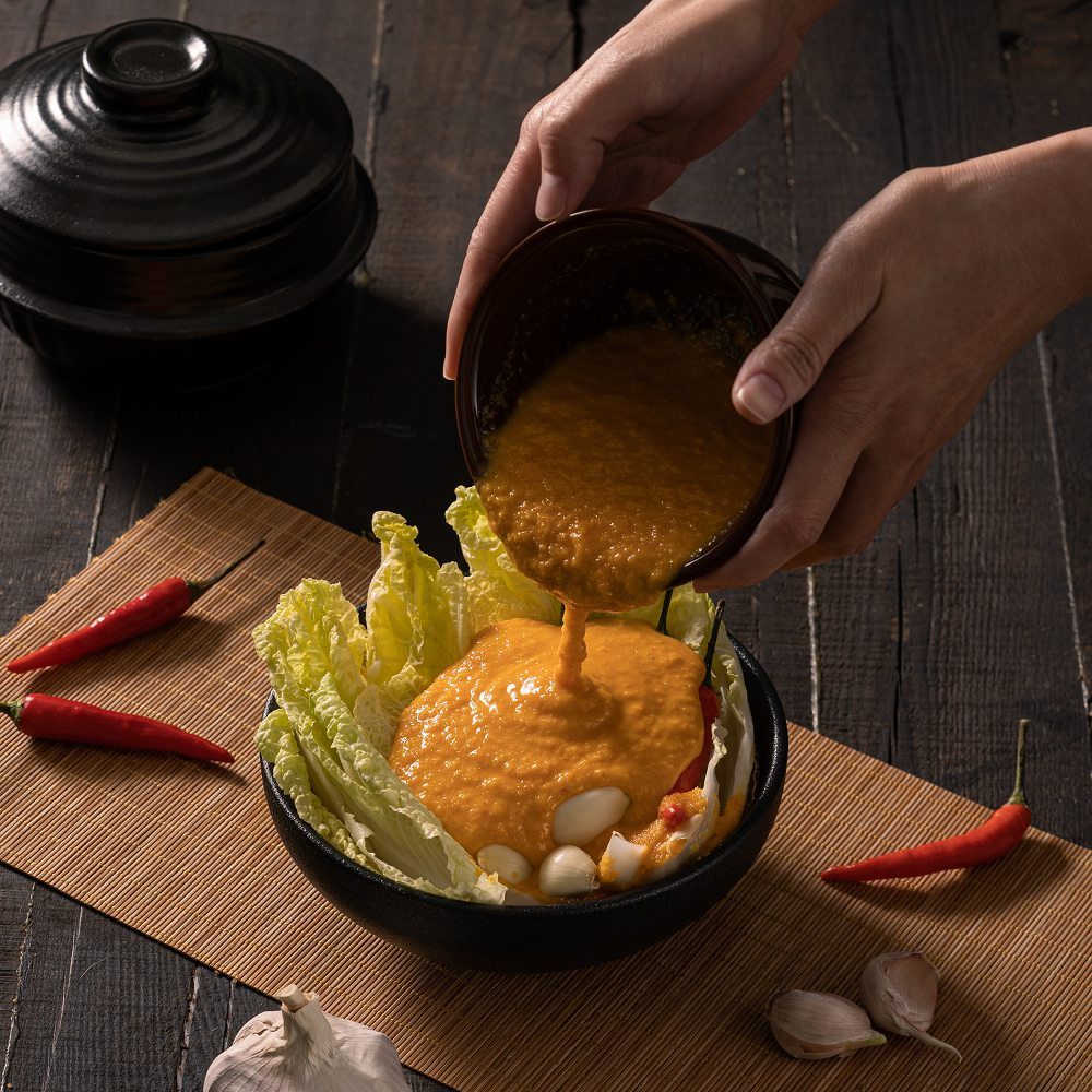 醬料倒在白菜上