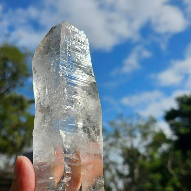 天然白水晶柱內含物冰裂特徵圖1