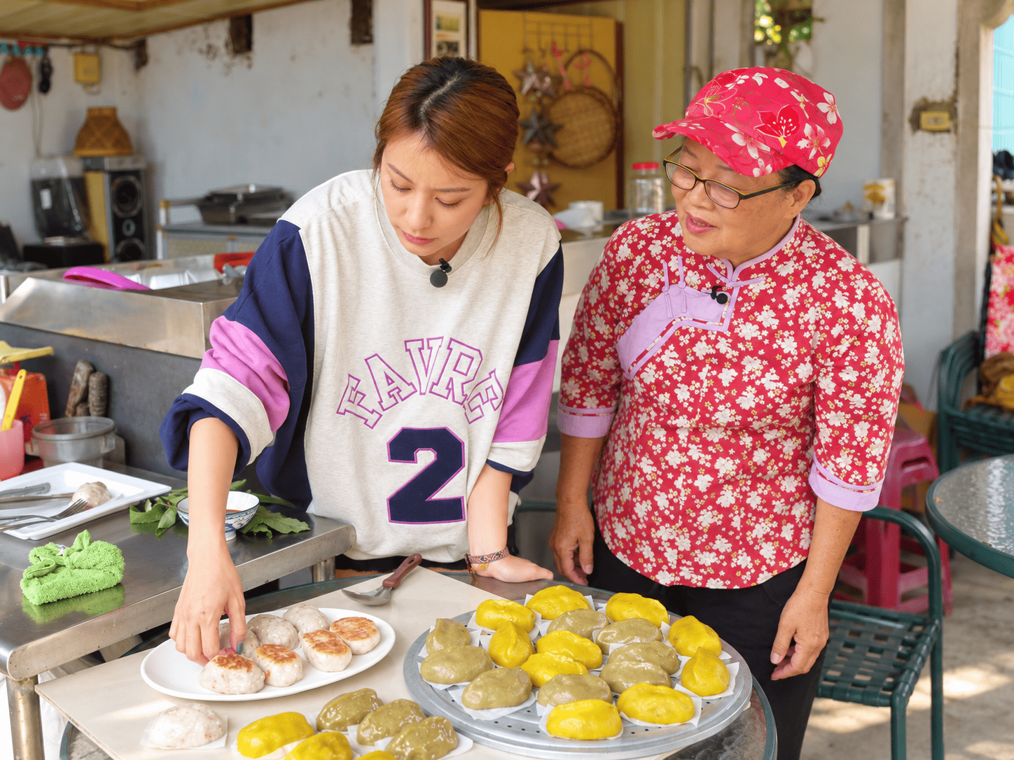 阿英婆在客家廚房分享製作傳統米食的經驗