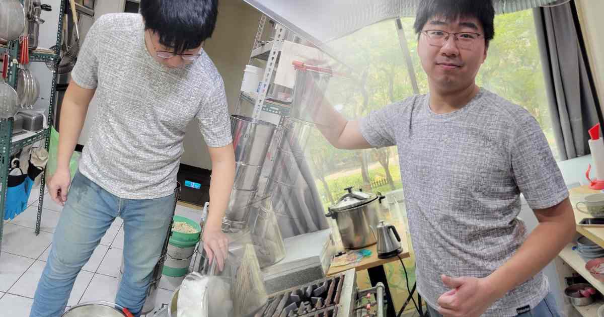 豆韻豆花老闆專注煮豆漿